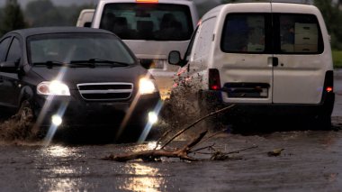 Şiddetli bir yağmur bir su dolu şehir yolda trafikte araba
