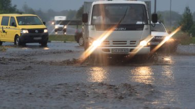 Shpola, Ukrayna - 28 Temmuz 2017: Otomobil sürüş su dolu bir yolda Shpola, şiddetli yağmur nedeniyle bir sel sırasında