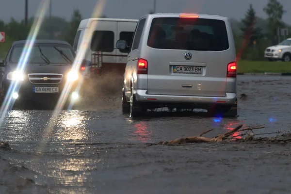 Шпола, Україна - 28 липня 2017: автомобілі на затопленій дорозі під час повені, викликані сильний дощ, Шпола — стокове фото