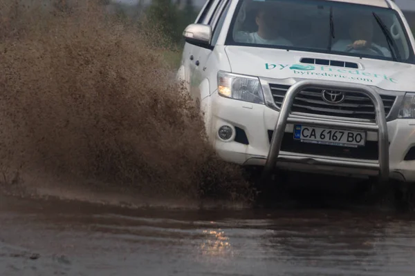 ШПОЛА, УКРАИНА - 28 июля 2017 года: в Шпола во время наводнения, вызванного обильным дождем, автомобили едут по затопленной дороге — стоковое фото