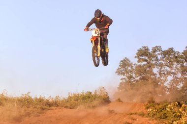 Cherkassy, Ukrayna - Julay 7 2017: sürücü üzerinde Motocross eğitimi motosikletçi maskesi yarışmalar Ukrayna, Cherkassy 7julay önce 2017