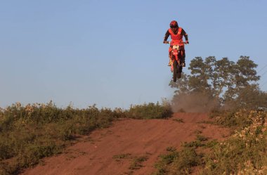 Cherkassy, Ukrayna - Julay 7 2017: sürücü üzerinde Motocross eğitimi motosikletçi maskesi yarışmalar Ukrayna, Cherkassy 7julay önce 2017
