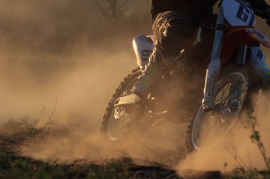 Cherkassy, Ukrayna - Julay 7 2017: sürücü üzerinde Motocross eğitimi motosikletçi maskesi yarışmalar Ukrayna, Cherkassy 7julay önce 2017