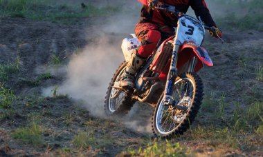 Cherkassy, Ukrayna - Julay 7 2017: sürücü üzerinde Motocross eğitimi motosikletçi maskesi yarışmalar Ukrayna, Cherkassy 7julay önce 2017