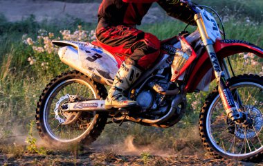 Cherkassy, Ukrayna - Julay 7 2017: sürücü üzerinde Motocross eğitimi motosikletçi maskesi yarışmalar Ukrayna, Cherkassy 7julay önce 2017