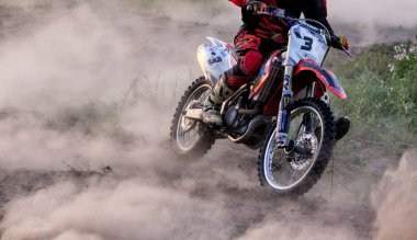 Cherkassy, Ukrayna - Julay 7 2017: sürücü üzerinde Motocross eğitimi motosikletçi maskesi yarışmalar Ukrayna, Cherkassy 7julay önce 2017