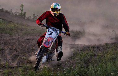 Cherkassy, Ukrayna - Julay 7 2017: sürücü üzerinde Motocross eğitimi motosikletçi maskesi yarışmalar Ukrayna, Cherkassy 7julay önce 2017