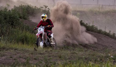 Cherkassy, Ukrayna - Julay 7 2017: sürücü üzerinde Motocross eğitimi motosikletçi maskesi yarışmalar Ukrayna, Cherkassy 7julay önce 2017