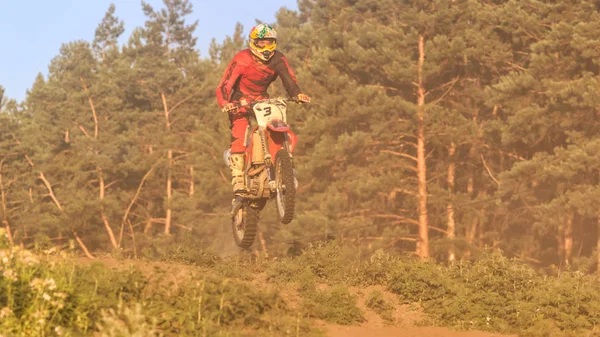 CHERKASSY, UKRAINE - JULAY 7 2017: piloto em Motocross Formação de motociclistas antes de competições Ucrânia, Cherkassy 7Julay 2017 — Fotografia de Stock