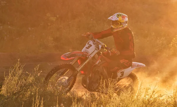 CHERKASSY, UKRAINE - JULAY 7 2017: piloto em Motocross Formação de motociclistas antes de competições Ucrânia, Cherkassy 7Julay 2017 — Fotografia de Stock