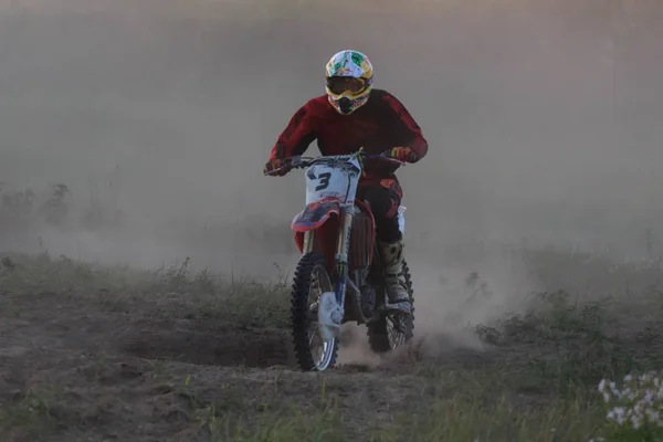 CHERKASSY, UCRAINA - 7 LUGLIO 2017: pilota su Motocross Allenamento di motociclisti prima delle competizioni Ucraina, Cherkassy 7luglio 2017 — Foto Stock