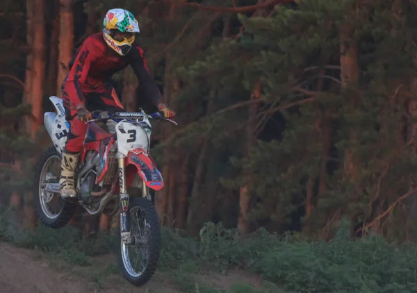 Cherkassy, ukraine - julay 7 2017: fahrer auf motocross training von motorradfahrern vor wettbewerben ukraine, cherkassy 7julay 2017 — Stockfoto