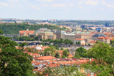 Üstten Görünüm nehir ve köprüleri ile eski güzel şehrin. Tonda