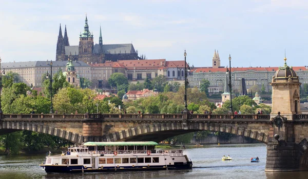 Vue de dessus de la vieille belle ville avec la rivière et les ponts. tonique — Photo