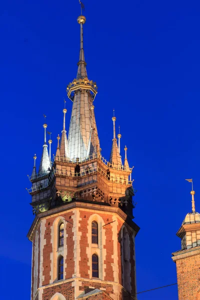 Iglesia de Santa María en la plaza principal del mercado en el fondo del cielo dramático. Basílica Mariacka. Cracovia. Polonia. Detalles de la fachada . — Foto de Stock