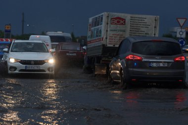 Shpola, Ukrayna - 28 Temmuz 2017: Otomobil sürüş su dolu bir yolda Shpola, şiddetli yağmur nedeniyle bir sel sırasında
