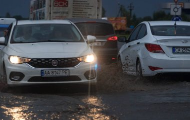 Shpola, Ukrayna - 28 Temmuz 2017: Otomobil sürüş su dolu bir yolda Shpola, şiddetli yağmur nedeniyle bir sel sırasında