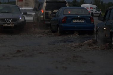 Shpola, Ukrayna - 28 Temmuz 2017: Otomobil sürüş su dolu bir yolda Shpola, şiddetli yağmur nedeniyle bir sel sırasında