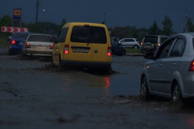 Shpola, Ukrayna - 28 Temmuz 2017: Otomobil sürüş su dolu bir yolda Shpola, şiddetli yağmur nedeniyle bir sel sırasında
