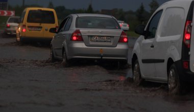 Shpola, Ukrayna - 28 Temmuz 2017: Otomobil sürüş su dolu bir yolda Shpola, şiddetli yağmur nedeniyle bir sel sırasında