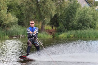 Vatutine, Ukrayna - 15 Temmuz: Atlet wakeboarding ve bir noktada hileci üzerinde 15 Haziran 2017 Vatutine, Ukrayna'da teknik direktör