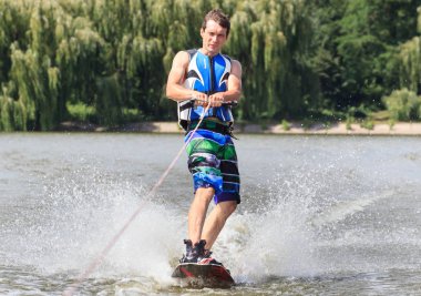 Vatutine, Ukrayna - 15 Temmuz: Atlet wakeboarding ve bir noktada hileci üzerinde 15 Haziran 2017 Vatutine, Ukrayna'da teknik direktör