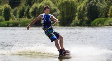 Vatutine, Ukrayna - 15 Temmuz: Atlet wakeboarding ve bir noktada hileci üzerinde 15 Haziran 2017 Vatutine, Ukrayna'da teknik direktör