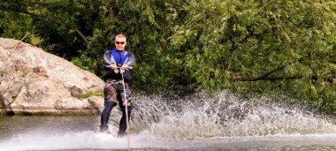 Vatutine, Ukrayna - 15 Temmuz: Atlet wakeboarding ve bir noktada hileci üzerinde 15 Haziran 2017 Vatutine, Ukrayna'da teknik direktör
