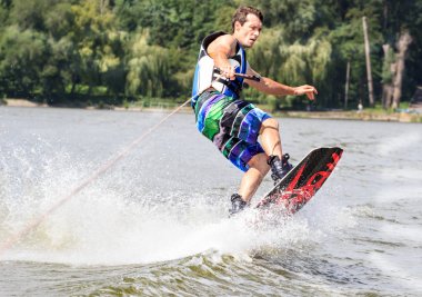 Vatutine, Ukrayna - 15 Temmuz: Atlet wakeboarding ve bir noktada hileci üzerinde 15 Haziran 2017 Vatutine, Ukrayna'da teknik direktör