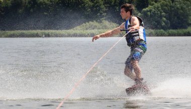 Vatutine, Ukrayna - 15 Temmuz: Atlet wakeboarding ve bir noktada hileci üzerinde 15 Haziran 2017 Vatutine, Ukrayna'da teknik direktör