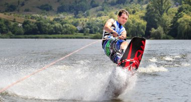 Vatutine, Ukrayna - 15 Temmuz: Atlet wakeboarding ve bir noktada hileci üzerinde 15 Haziran 2017 Vatutine, Ukrayna'da teknik direktör
