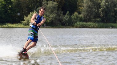 Vatutine, Ukrayna - 15 Temmuz: Atlet wakeboarding ve bir noktada hileci üzerinde 15 Haziran 2017 Vatutine, Ukrayna'da teknik direktör