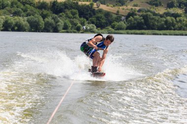 Vatutine, Ukrayna - 15 Temmuz: Atlet wakeboarding ve bir noktada hileci üzerinde 15 Haziran 2017 Vatutine, Ukrayna'da teknik direktör