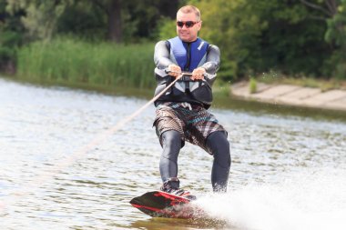 Vatutine, Ukrayna - 15 Temmuz: Atlet wakeboarding ve bir noktada hileci üzerinde 15 Haziran 2017 Vatutine, Ukrayna'da teknik direktör