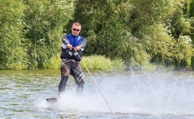 Vatutine, Ukrayna - 15 Temmuz: Atlet wakeboarding ve bir noktada hileci üzerinde 15 Haziran 2017 Vatutine, Ukrayna'da teknik direktör