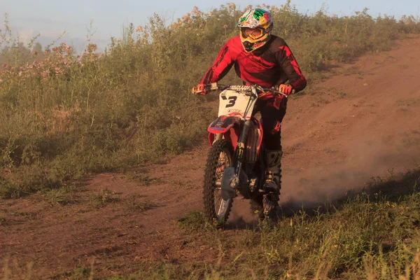 CHERKASSY, UCRANIA - 7 JULIO 2017: jinete en Motocross Formación de motociclistas antes de las competiciones Ucrania, Cherkassy 7Julay 2017 — Foto de Stock