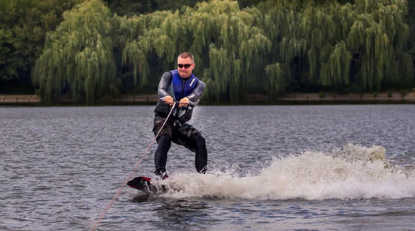 VATUTINA, UCRANIA - JULIO 15: El atleta disfruta de wakeboarding y entrenadores trucos en julio 15, 2017 en Vatutine, Ucrania —  Fotos de Stock