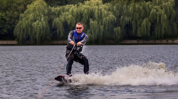 Vatutine, Ukrayna - 15 Temmuz: Atlet wakeboarding ve bir noktada hileci üzerinde 15 Haziran 2017 Vatutine, Ukrayna'da teknik direktör