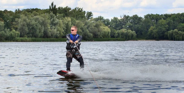 VATUTINA, UCRANIA - JULIO 15: El atleta disfruta de wakeboarding y entrenadores trucos en julio 15, 2017 en Vatutine, Ucrania — Foto de Stock