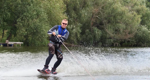 Vatutine, Ukrayna - 15 Temmuz: Atlet wakeboarding ve bir noktada hileci üzerinde 15 Haziran 2017 Vatutine, Ukrayna'da teknik direktör