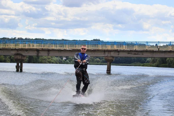 Vatutine, Ukrayna - 15 Temmuz: Atlet wakeboarding ve bir noktada hileci üzerinde 15 Haziran 2017 Vatutine, Ukrayna'da teknik direktör