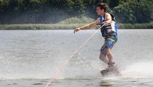 Vatutine, Ukraina - 15 juli: Idrottaren njuter wakeboard och coachar tricks på 15 juli 2017 i Vatutine, Ukraina — Stockfoto