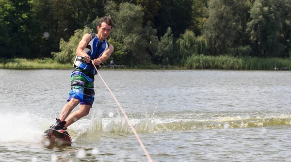 VATUTINA, UCRAINA - 15 LUGLIO: L'atleta si diverte a fare wakeboard e allenare trucchi il 15 luglio 2017 in Vatutine, Ucraina — Foto Stock