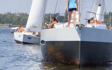 Parlak güneşli bir günde Pereyaslav Kupası yelkenli tekne Pereyaslav, Ukrayna - 5 Ağustos 2017: