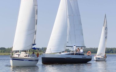Parlak güneşli bir günde Pereyaslav Kupası yelkenli tekne Pereyaslav, Ukrayna - 5 Ağustos 2017: