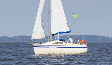 Parlak güneşli bir günde Pereyaslav Kupası yelkenli tekne Pereyaslav, Ukrayna - 5 Ağustos 2017: