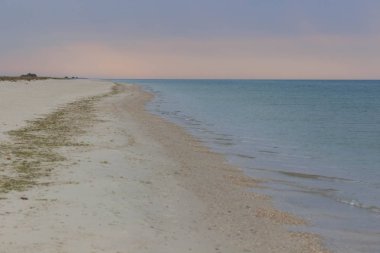 Güzel turkuaz deniz ve vahşi bir plaj