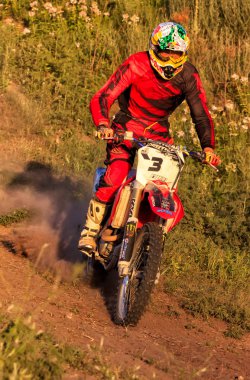 Cherkassy, Ukrayna - Julay 7 2017: sürücü üzerinde Motocross eğitimi motosikletçi maskesi yarışmalar Ukrayna, Cherkassy 7julay önce 2017
