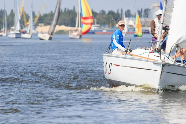 Parlak güneşli bir günde Pereyaslav Kupası yelkenli tekne Pereyaslav, Ukrayna - 5 Ağustos 2017: