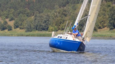 Parlak güneşli bir günde Pereyaslav Kupası yelkenli tekne Pereyaslav, Ukrayna - 5 Ağustos 2017: